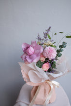 Load image into Gallery viewer, quiet bloom posy